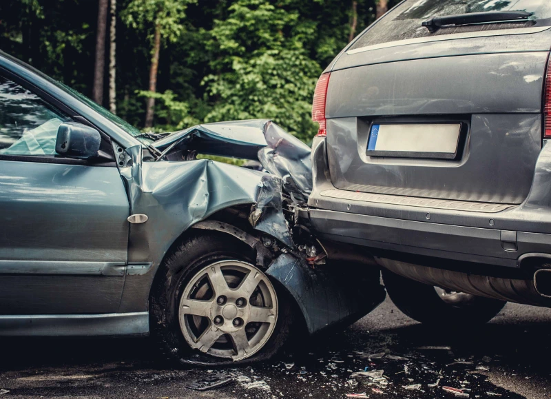 Autounfall mit 2 Autos, Motorhaube ist eingedrück